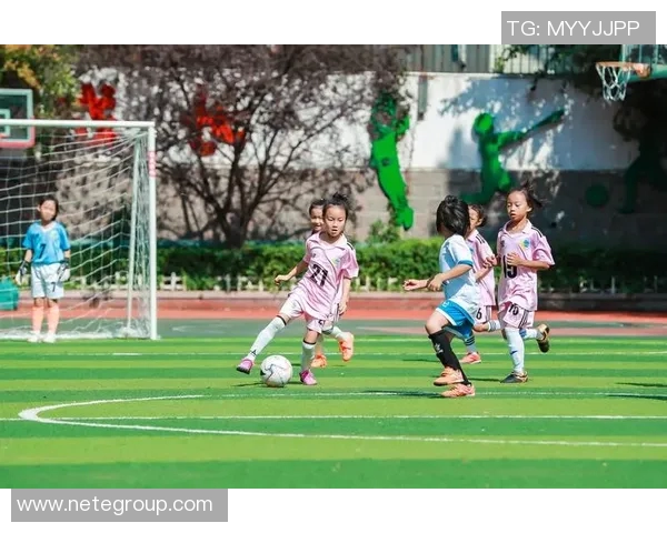 班级里的足球明星如何在绿茵场上展现风采与团队精神