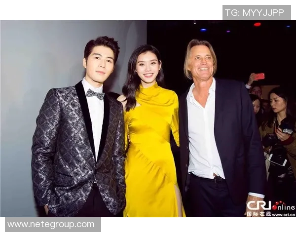 普京与足球明星亲密合影展现体育精神与友谊的交融时刻